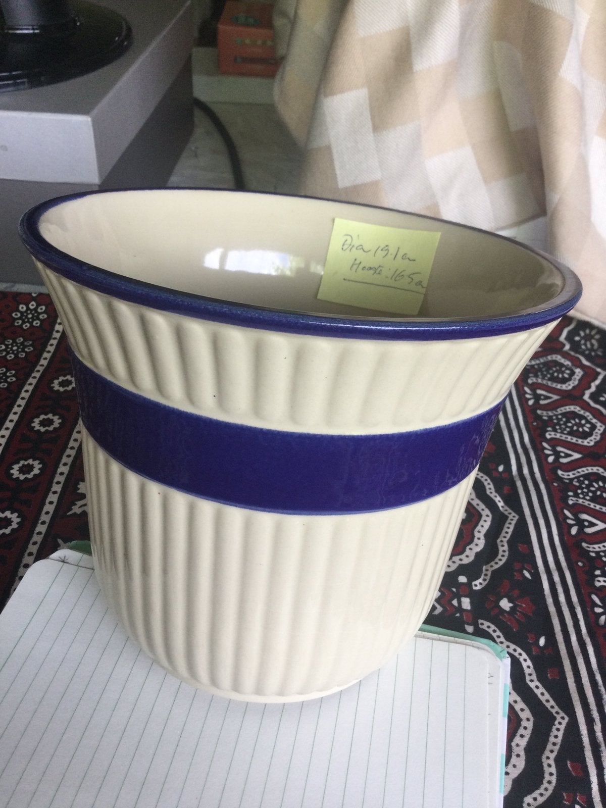 Prachtige bloemen pot. GERMANY. Diam 19,1 cm, H16,5 cm., Tuin en Terras, Steen, Minder dan 30 cm, Rond, Ophalen of Verzenden
