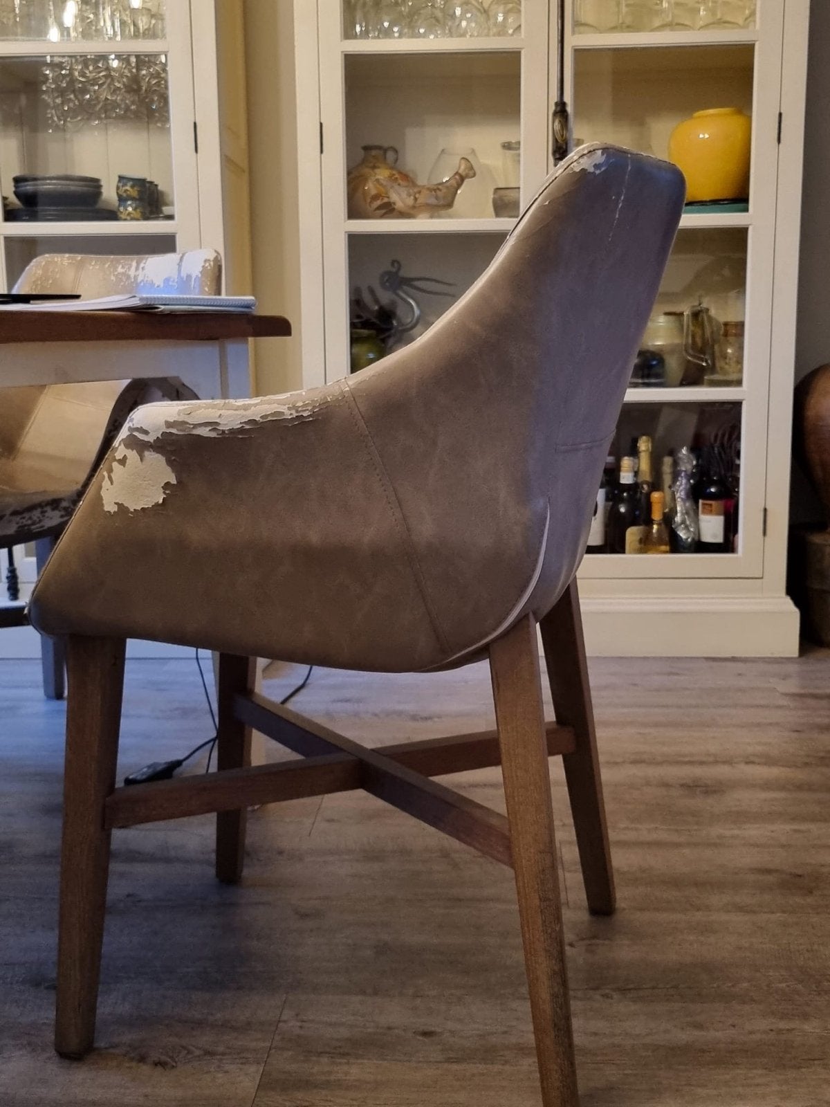Gratis ophalen: 6x Stoelen met gebruikssporen, Huis en Inrichting, Gebruikt, Bruin, Ophalen of Verzenden, Eén