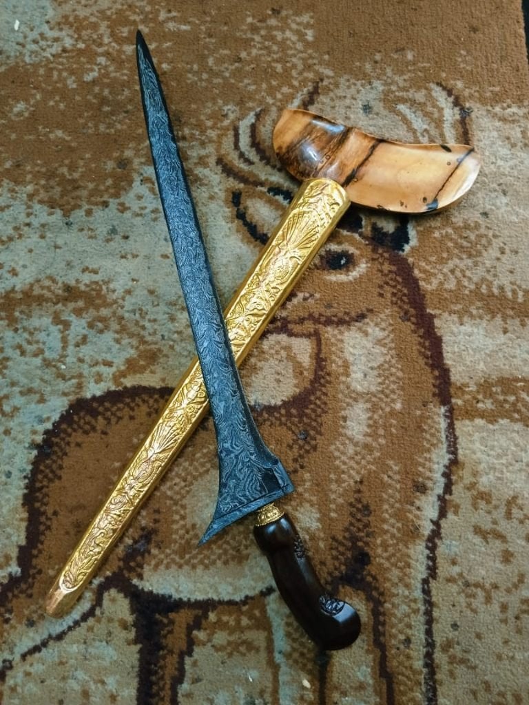 Antieke Keris Tilam Upih Pamor Kembang Lampes Mataram SVB27, Indonesië, Meerkleurig, Wapen, Gesneden