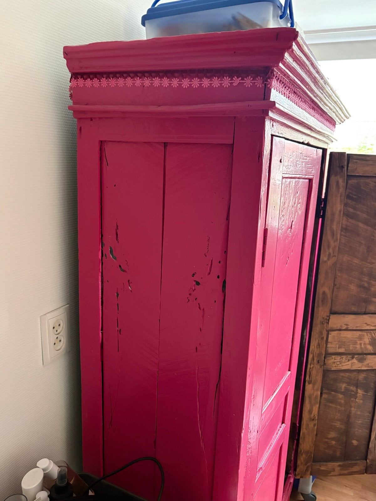 Opvallende roze vintage kast met planken (gratis), Antiek en Kunst, Antiek | Meubels | Kasten, Ophalen of Verzenden