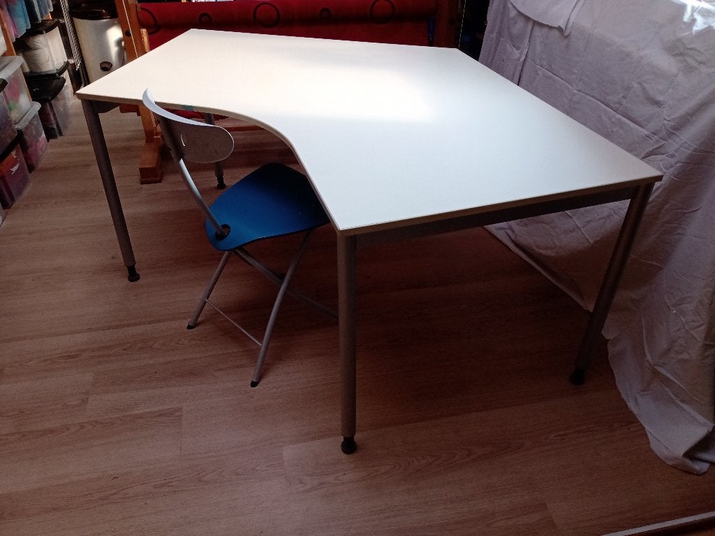 Buro, wit, niet rechthoekig, maar 120 graden en uitholling, Ophalen, In hoogte verstelbaar, Hoekbureau, Zo goed als nieuw