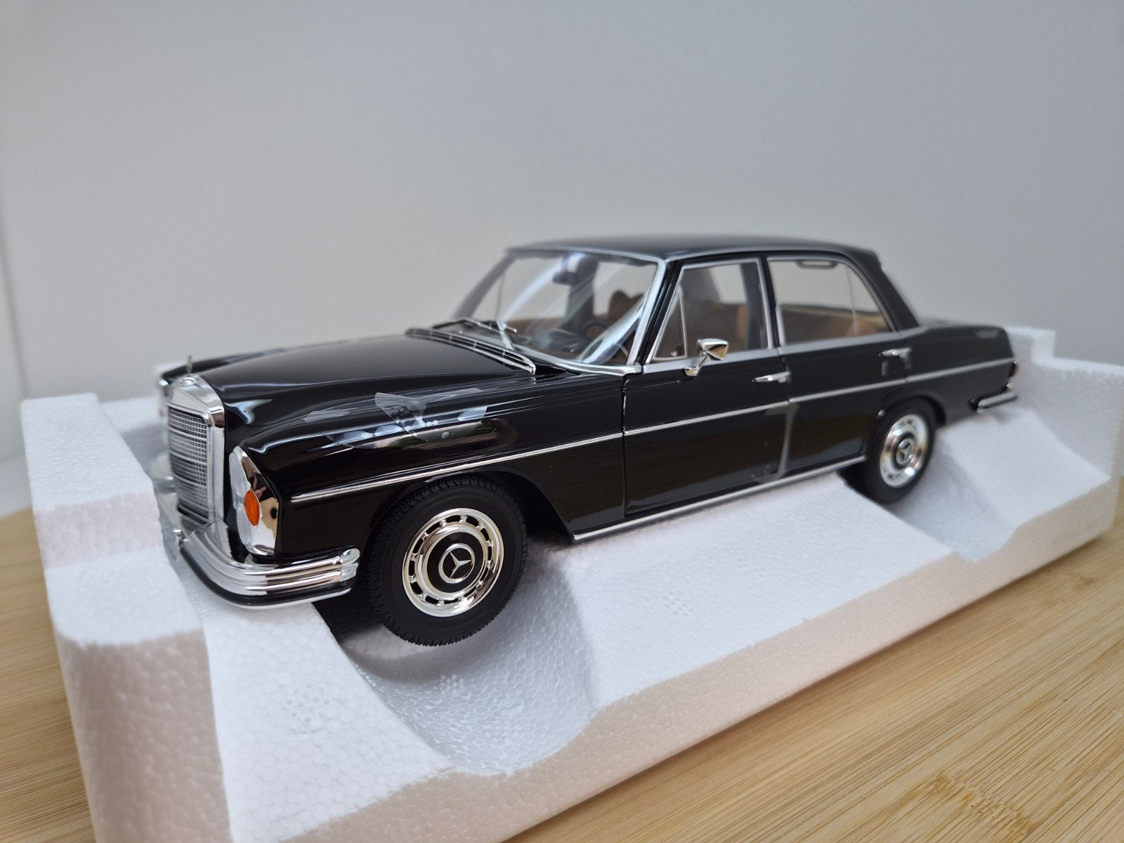 Norev Mercedes-Benz 280SE 1968 W108 Zwart 1:18 Nieuw, Auto, Nieuw, Norev, W1