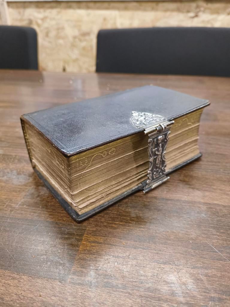 Antieke Bijbel 1870 met zilveren slot, Ophalen of Verzenden
