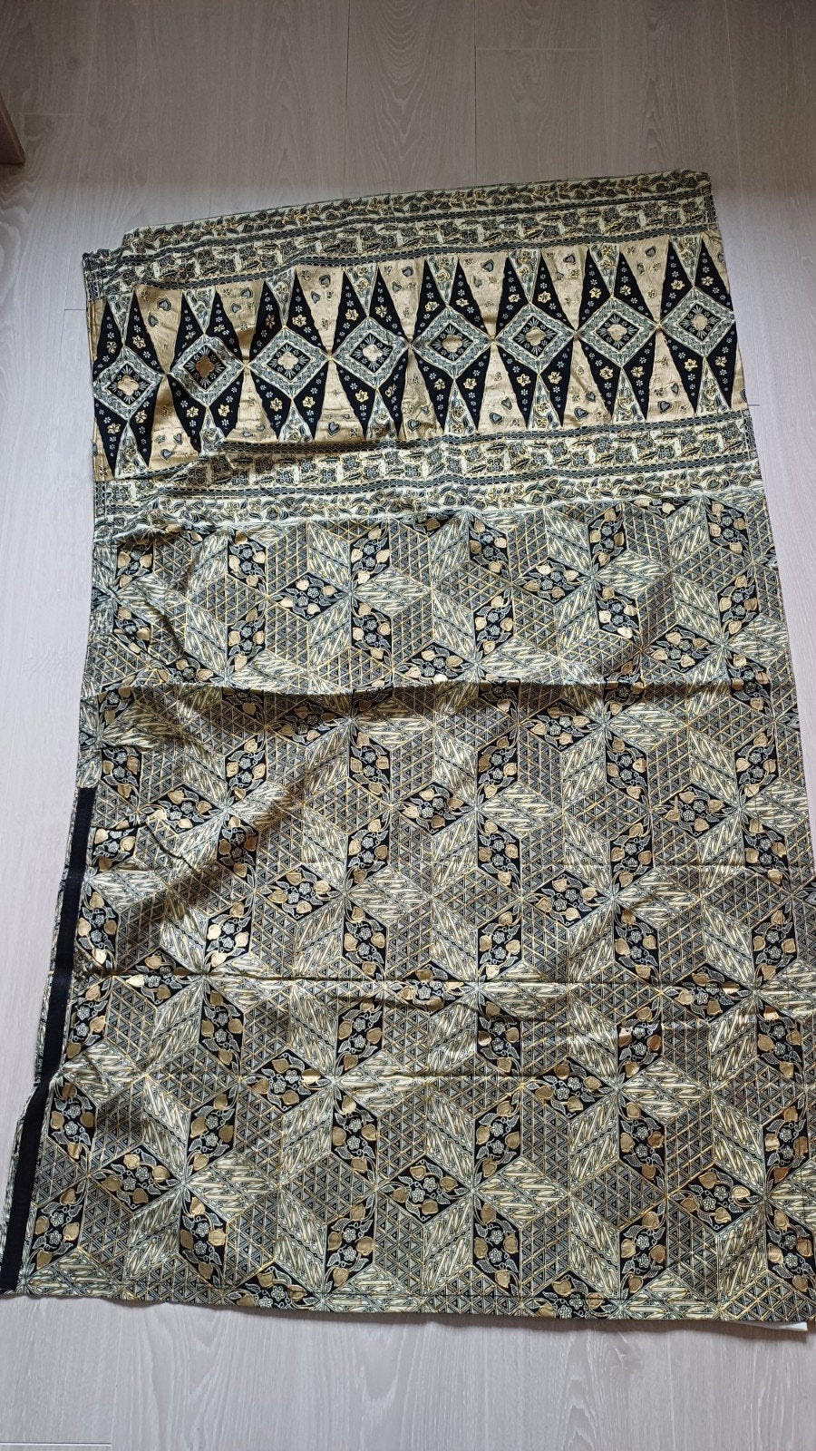 Sarong en sjaal van batikstof, goudkleurige prada afwerking., Ophalen of Verzenden, Katoen, 30 tot 200 cm, 120 cm of meer