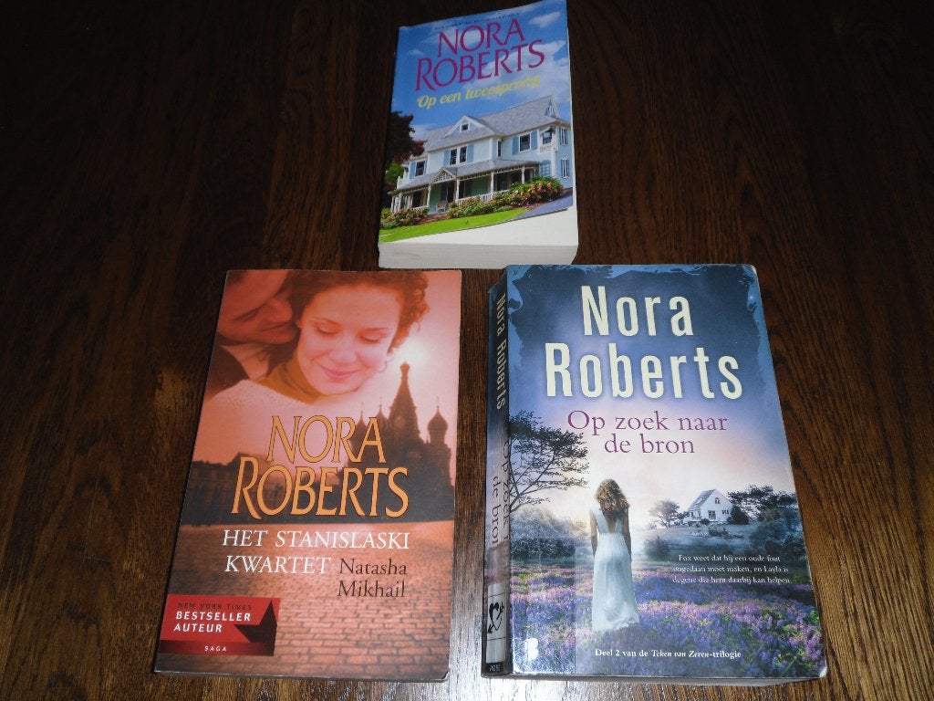 Leesboeken Nora Roberts 5 stuks, Ophalen, Zo goed als nieuw
