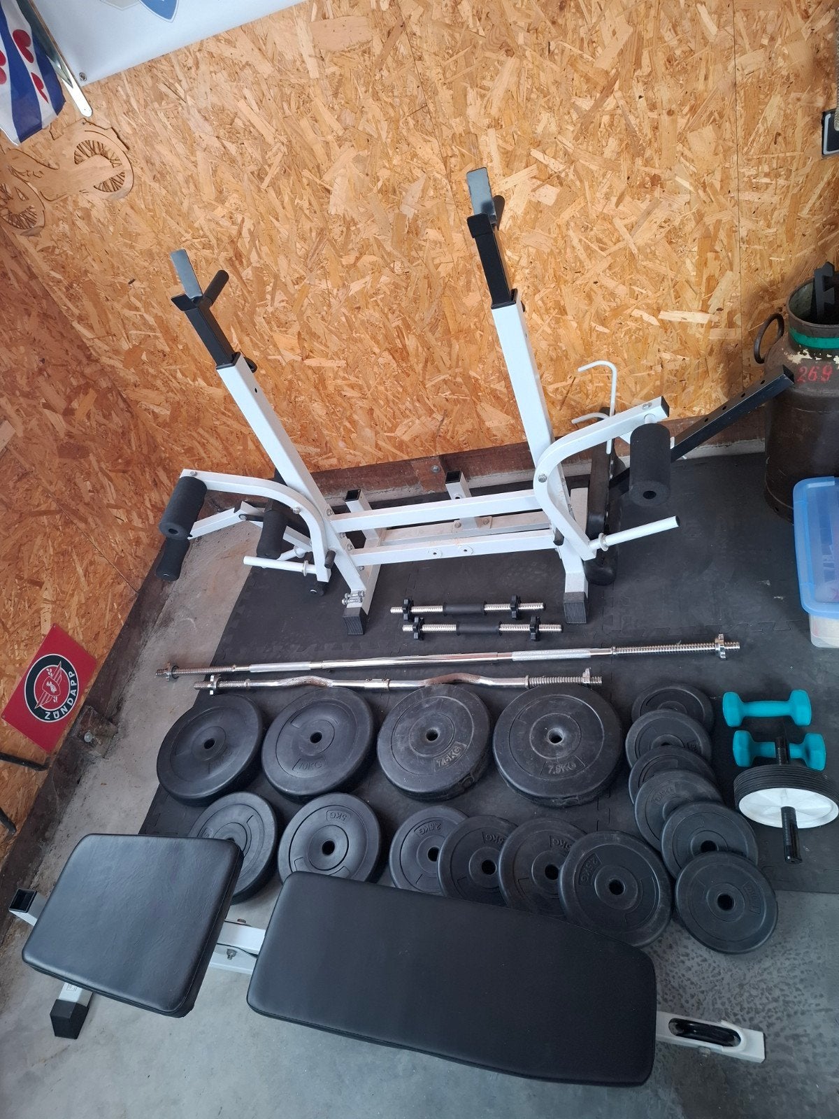 Halterbank met stangen en ( gewichten 72kg), Sport en Fitness, Fitnessmaterialen, Ophalen, Zo goed als nieuw, Fitnessbank
