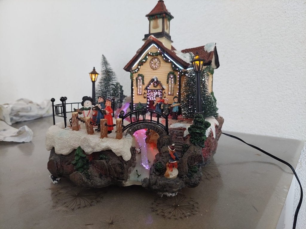Gedetailleerd kerst diorama / Tafereel kerk, ijsbaan, Diversen, Ophalen of Verzenden, Zo goed als nieuw