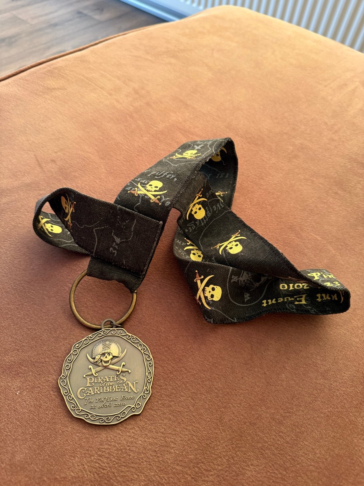 Pirates of the Caribbean Pin Hunt Event 2010 Medaille, Verzamelen, Disney, Ophalen, Overige figuren, Zo goed als nieuw, Overige typen