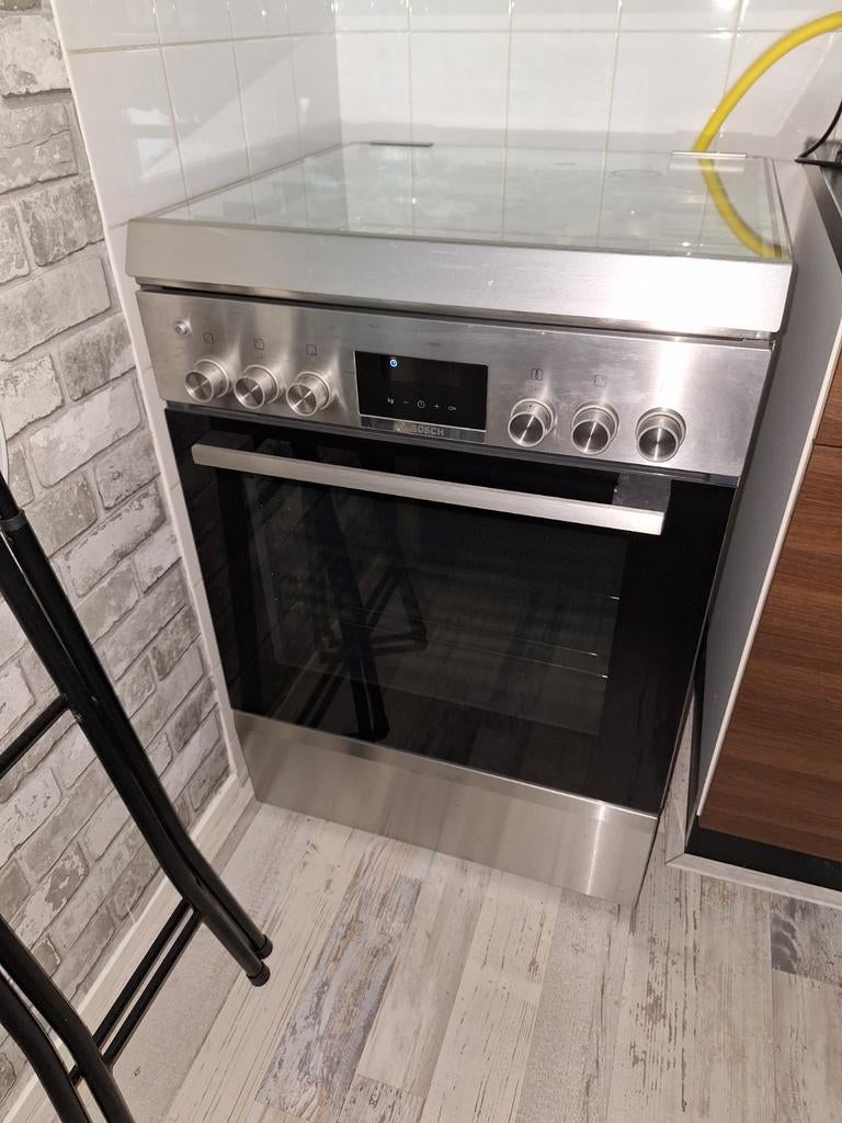Gasfornuis met oven Bosch hxs59ll51n
In uitstekende staat!, Ophalen, 4 kookzones, Zo goed als nieuw, Gas