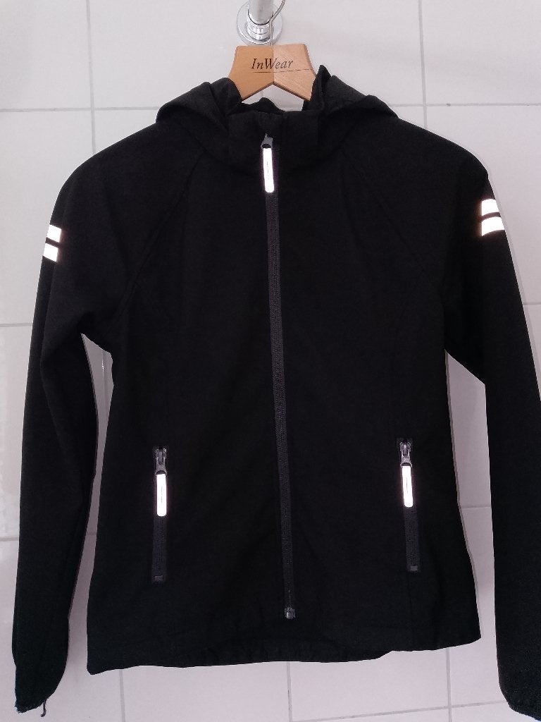 zwarte softshell jas van de H&M in maat 152., Gebruikt, Meisje, Ophalen of Verzenden, H&M.