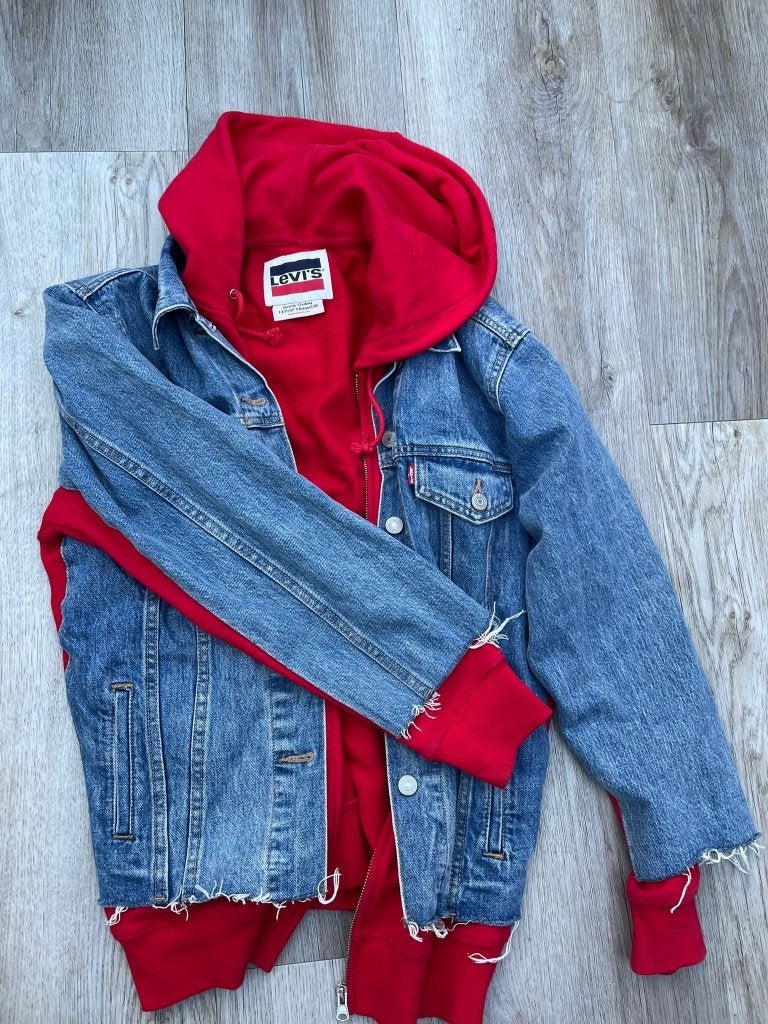 Levi's spijkerjas/tussenjas met rode hoodie (maat L), Blauw, Maat 42/44 (L), Ophalen of Verzenden, Zo goed als nieuw