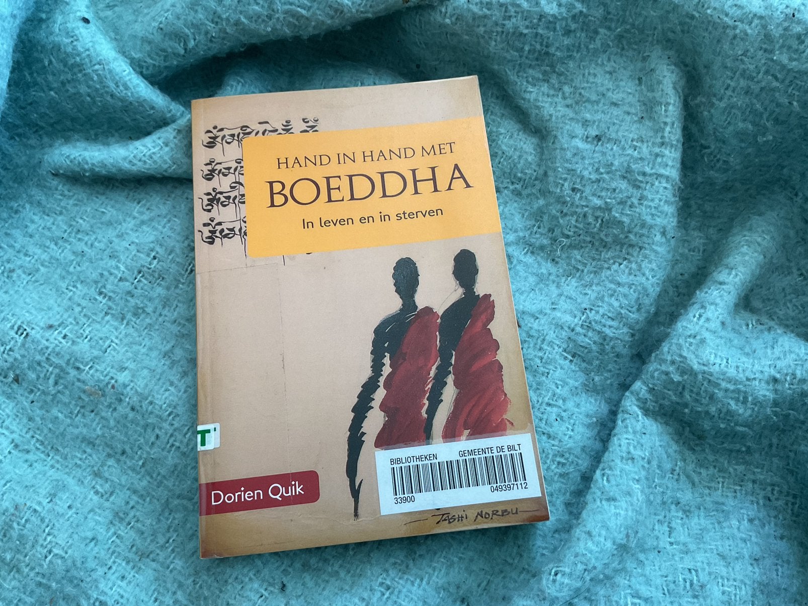Hand in hand met Boeddha - Dorien Quik, Ophalen of Verzenden, Gelezen, Achtergrond en Informatie