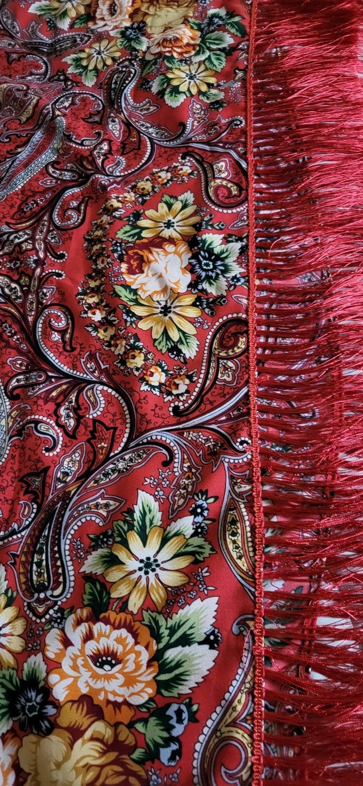 Rode sjaal met bloemmotief en franjes 1.10x1.10cm, Ophalen of Verzenden, Zo goed als nieuw, Maat 46/48 (XL) of groter, Sjaal