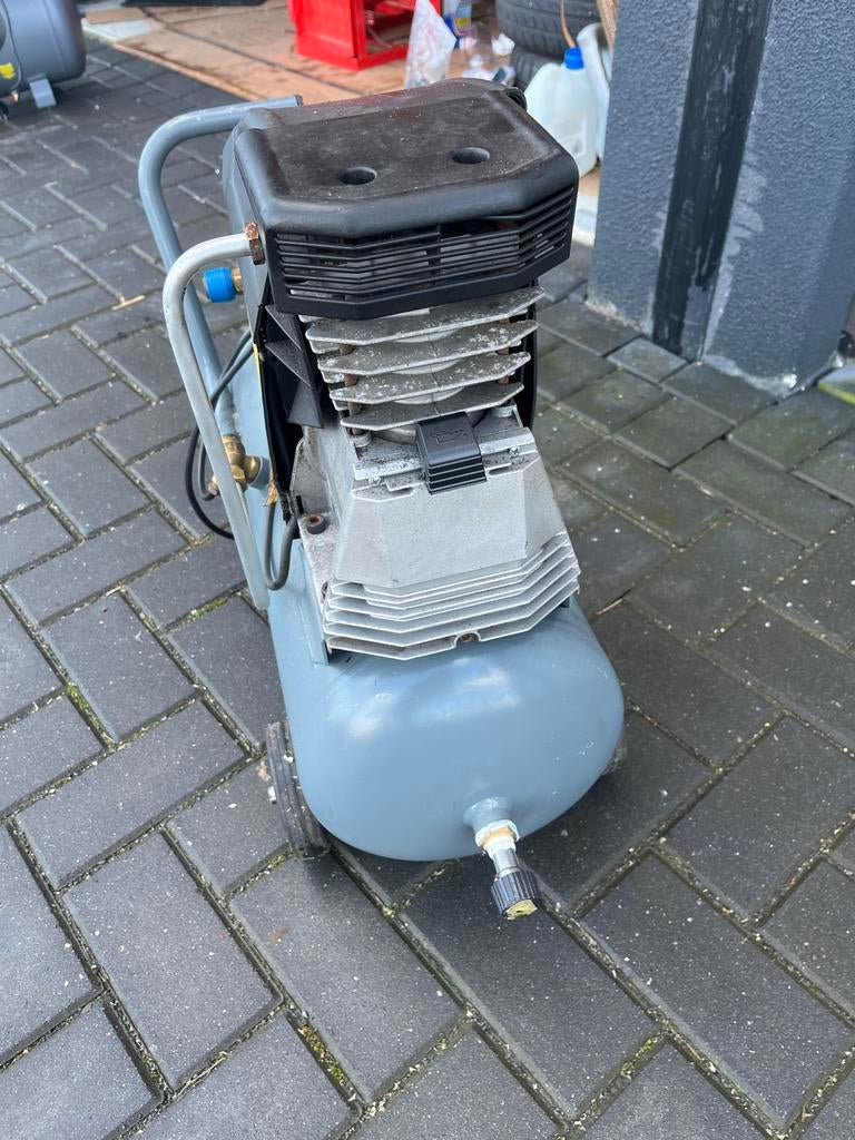 Compressor - Weinig gebruikt!, Doe-het-zelf en Verbouw, Compressors, 6 tot 10 bar, Ophalen of Verzenden, Zo goed als nieuw, Minder dan 200 liter/min