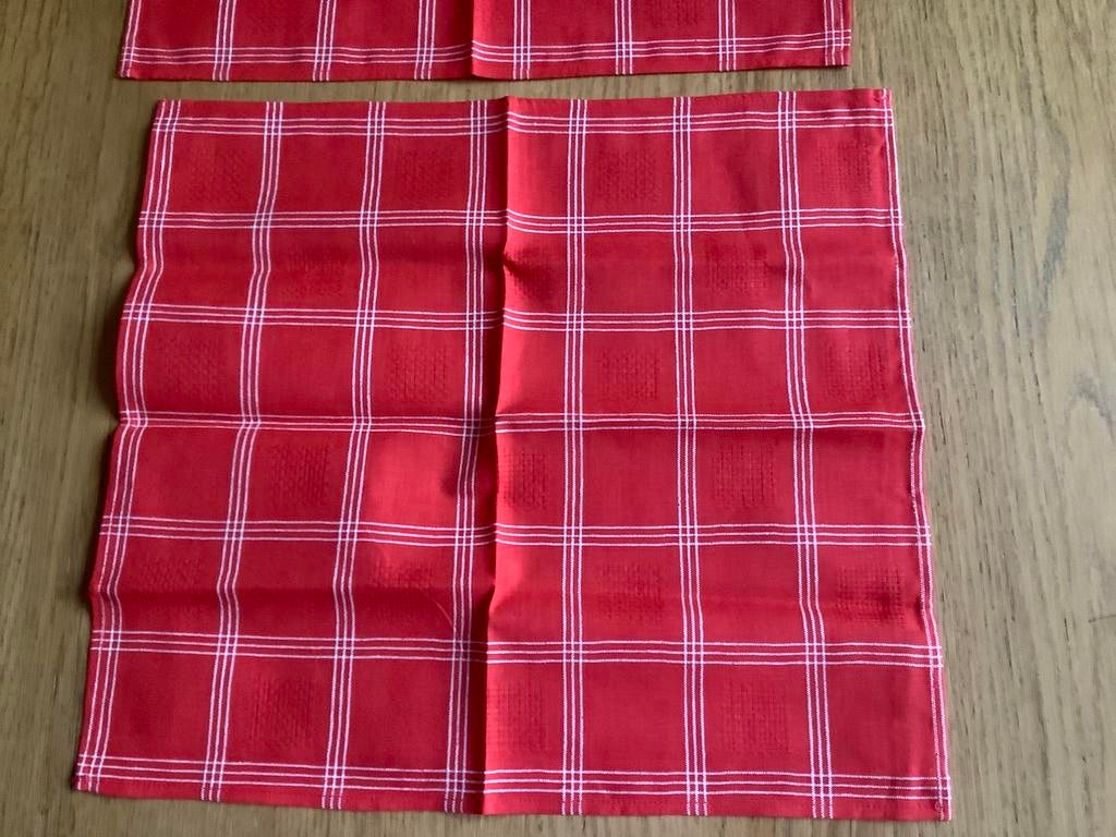Placemat, dekservet borduren.Vierkant rood/wit. NIEUW, 2., Ophalen of Verzenden, Zo goed als nieuw, Borduurpakket
