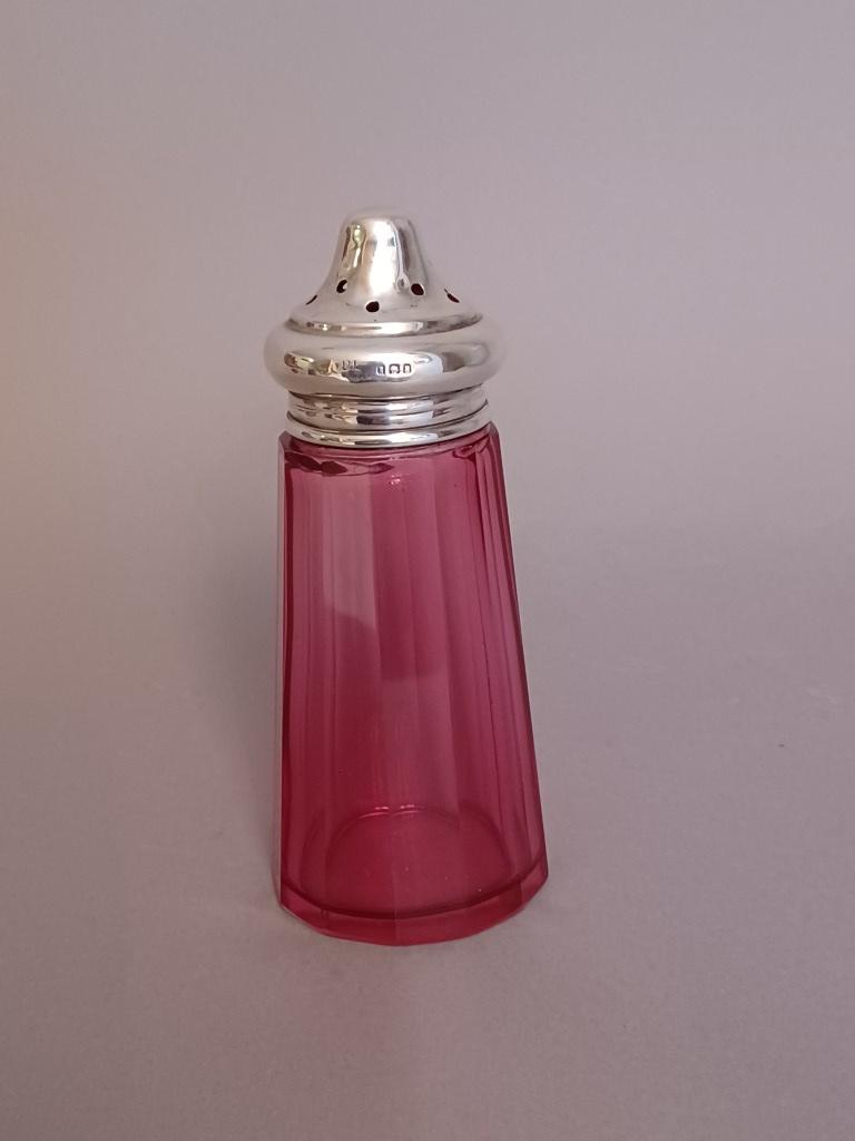 antieke suikerstrooier Cranberry kristal met zilver uit 1922, Ophalen of Verzenden