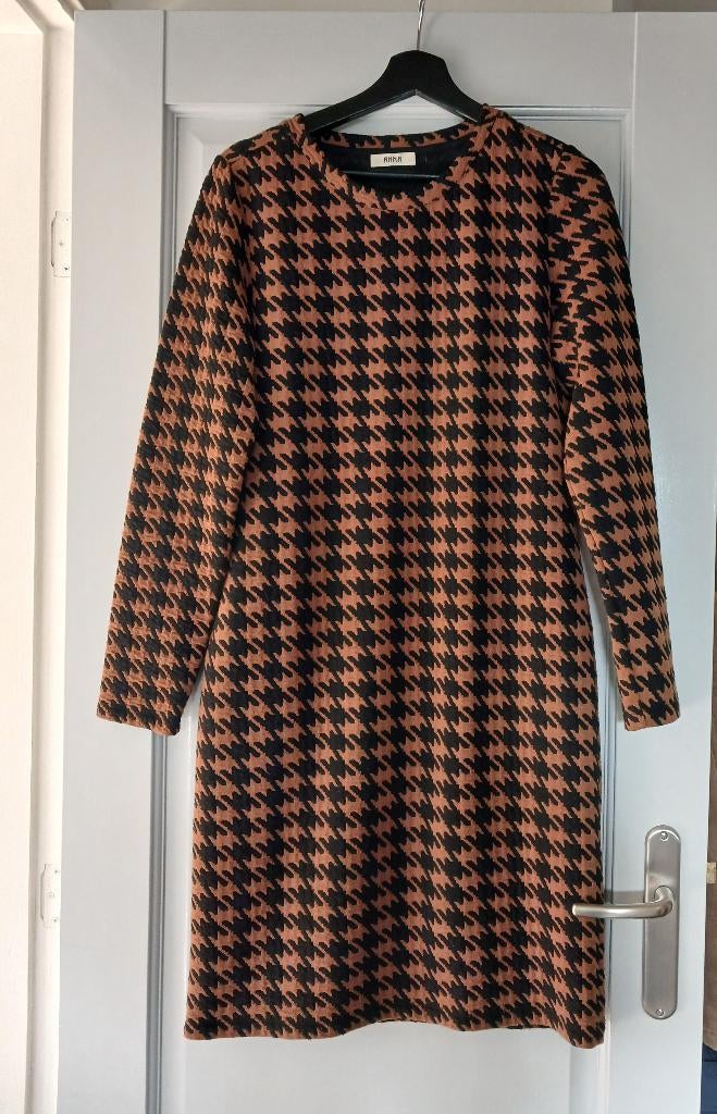 Mooie, slank afkledende jurk/ kledingmerk Anna, Kleding | Dames, Jurken, Maat 38/40 (M), Bruin, Anna, Ophalen of Verzenden