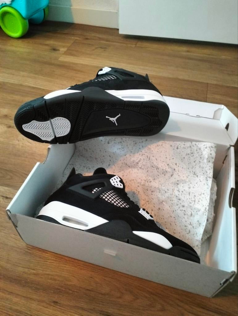 Air Jordan 4 Retro - Zwart/Wit, Kleding | Heren, Schoenen, Zwart, Air Jordan, Nieuw, Ophalen of Verzenden