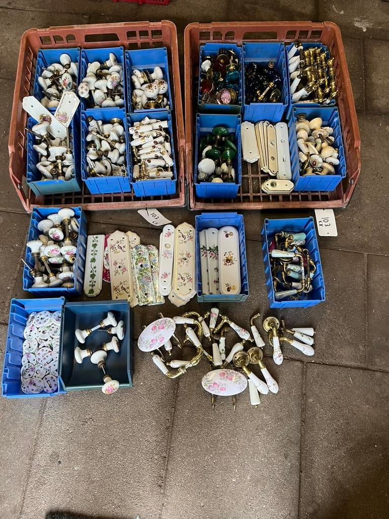 Grote partij Porselein met messing deurklinken en toebehoren, Ophalen, Zo goed als nieuw, Koper of Messing, Klink of Kruk