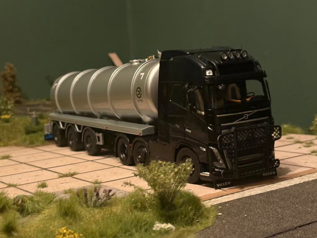 Volvo 6x2 en D-tec tank trailer 1:32 verbouwd, Hobby en Vrije tijd, Modelauto's | 1:32, Zo goed als nieuw, Overige merken, Ophalen of Verzenden
