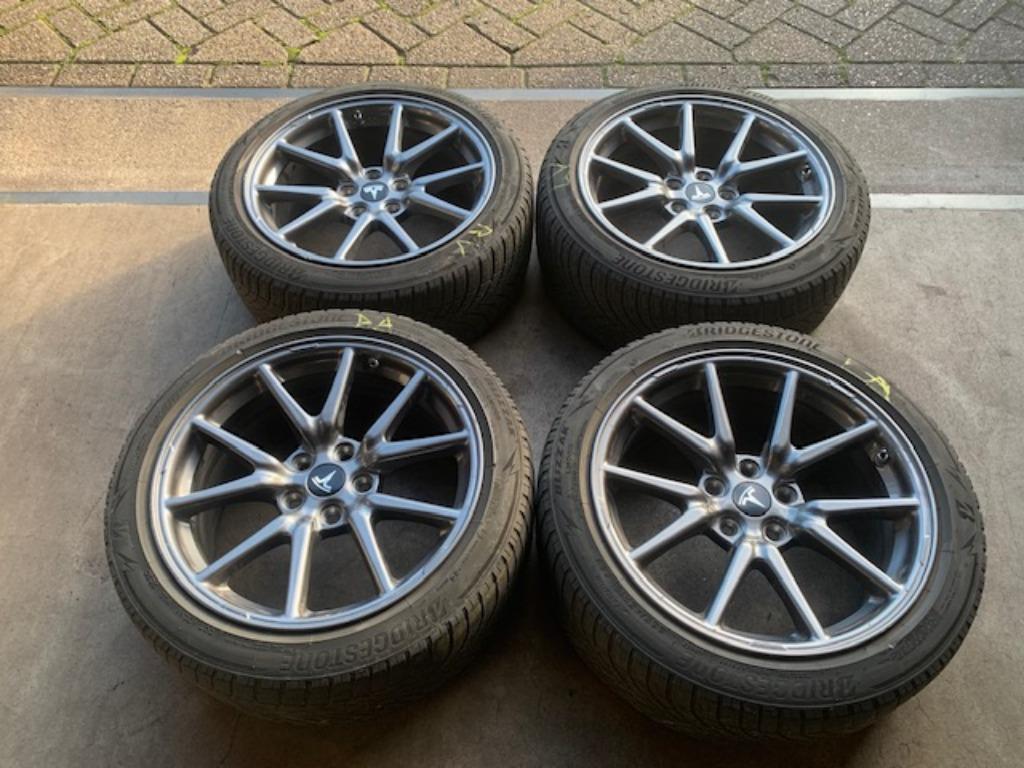 OEM TESLA MODEL 3 Y VELGEN +  4S BANDEN 235 45 R18 + TPMS, Auto-onderdelen, Banden en Velgen, 18 inch, Gebruikt, ., Banden en Velgen