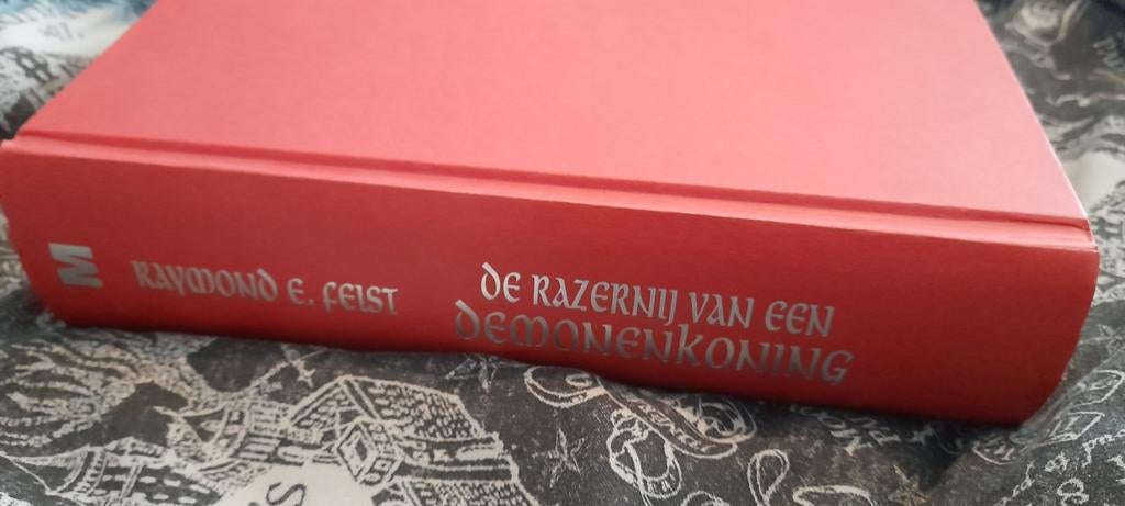 Raymond E Feist: de razernij van een demonenkoning, hc NL, Boeken, Fantasy, Ophalen of Verzenden, Gelezen