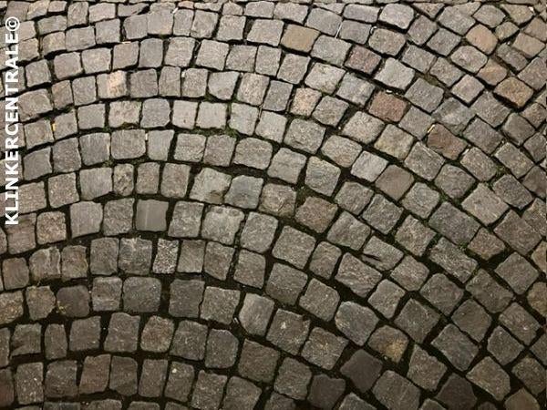 150m2 grijs antraciet natuursteen keitjes Portugees graniet, Tuin en Terras, Tegels en Klinkers, Bij dit gebruikte product niet meer te achterhalen.