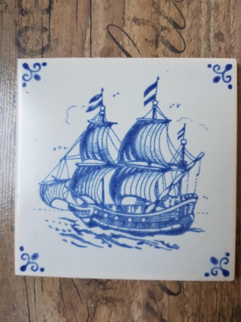 Oud delfsblauw tegeltje met Nederlands tallschip, Ophalen of Verzenden
