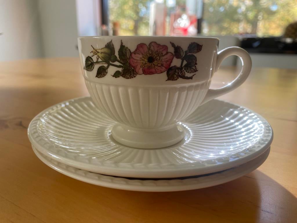 Wedgwood Edme Briar Rose theekop met schotel, Ophalen of Verzenden, Zo goed als nieuw, Wedgwood, Kop(pen) en/of Schotel(s)