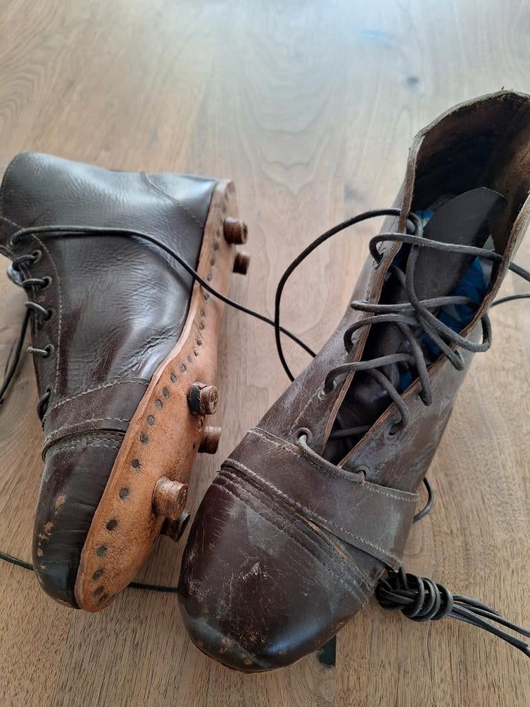 Leren replica voetbalschoenen + Olympic matchball 1948, Ophalen of Verzenden, Gebruikt, Schoenen