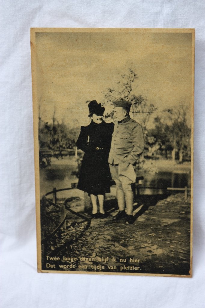 Ansichtkaart mobilisatie rond 1940 Militair en vrouw in park, Verzamelen, Ophalen of Verzenden, 1940 tot 1960, Ongelopen, Zuid-Holland
