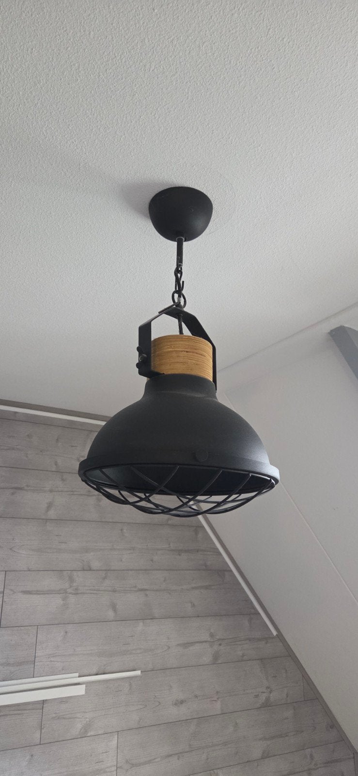 Industriële hanglamp zwart met hout, zo goed als nieuw