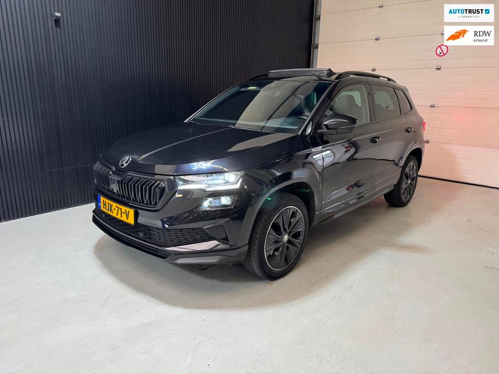 Skoda KAROQ 1.5 TSI Sportline Panoramadak Automaat, Auto's, Skoda, Stof, 4 cilinders, Zwart, Karoq