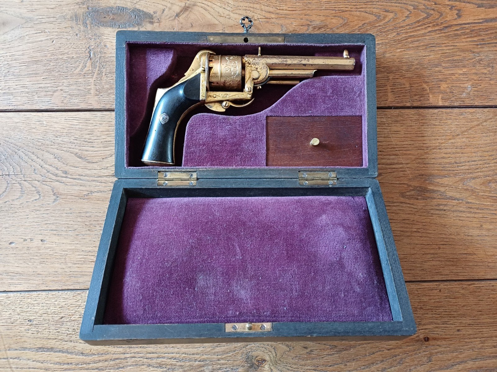 Revolver geweer pistool antiek kistje, Antiek en Kunst, Ophalen