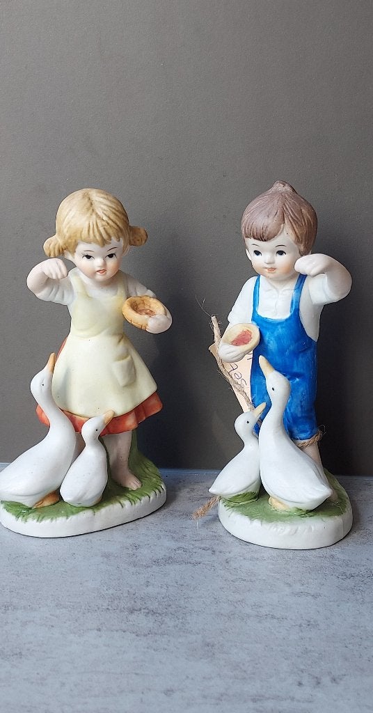 brocante beeldjes jongetje meisje met ganzen, Ophalen of Verzenden, Zo goed als nieuw, Mens
