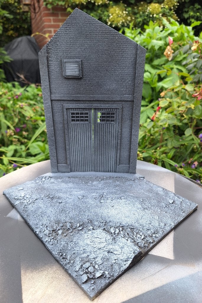 Dioramabase met een garage deel - resin 1/35, Verzenden, Zo goed als nieuw, 1:35 tot 1:50, Diorama