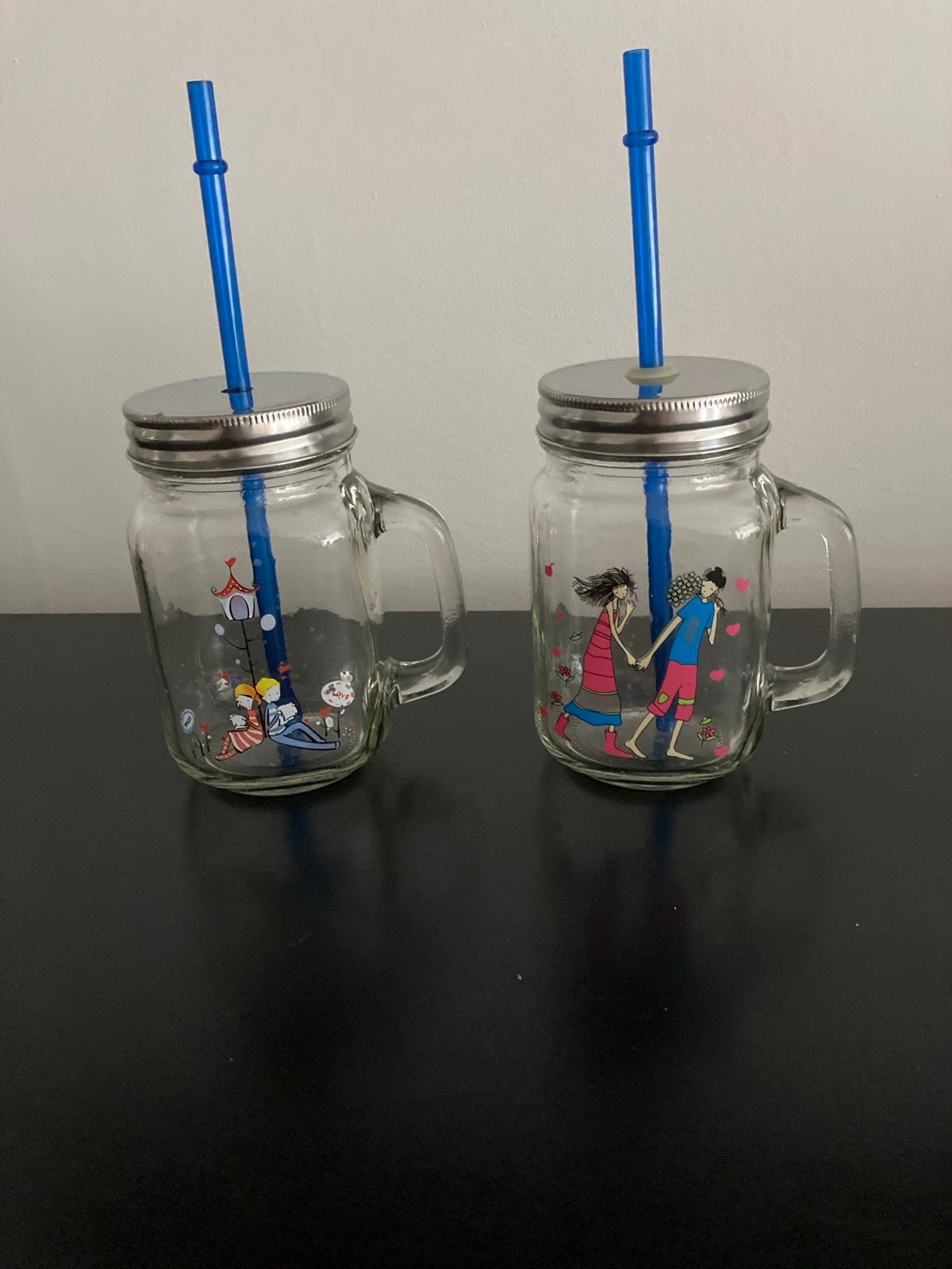 2x Glazen drinkbeker met rietje en leuke opdruk, Ophalen of Verzenden, Zo goed als nieuw, Meerkleurig, Glas