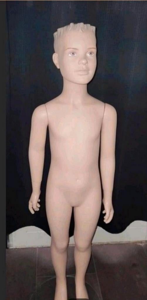 Mooie kinderpaspop jongen 124 cm met glazen voet, Ophalen of Verzenden
