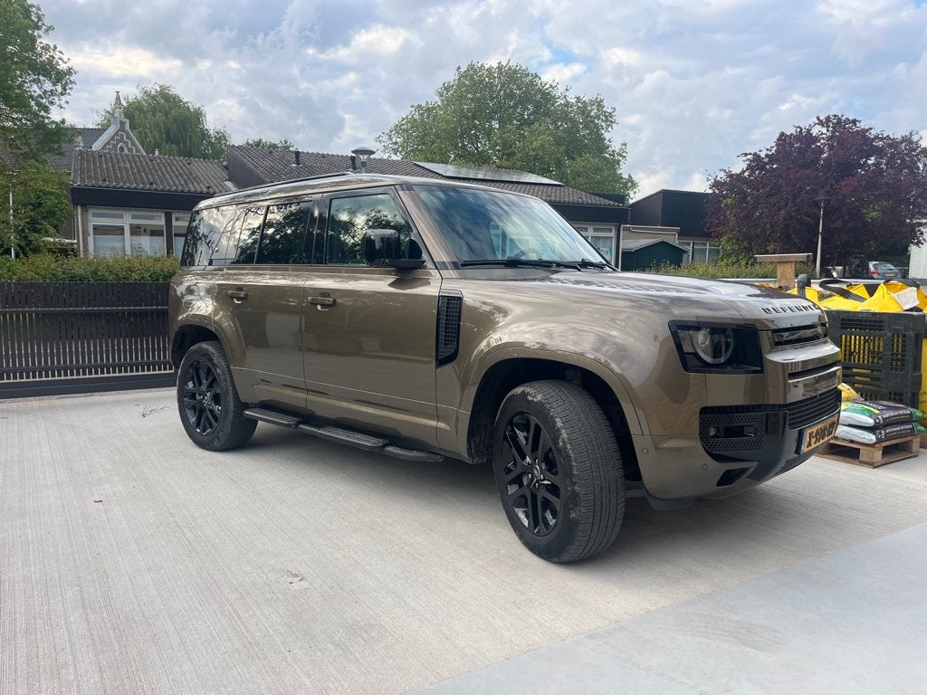 Land Rover Defender P400e 404pk Phev AWD Aut Nov. 2023 Bruin, Auto's, Automaat, Dealer onderhouden, 404 pk, Bruin