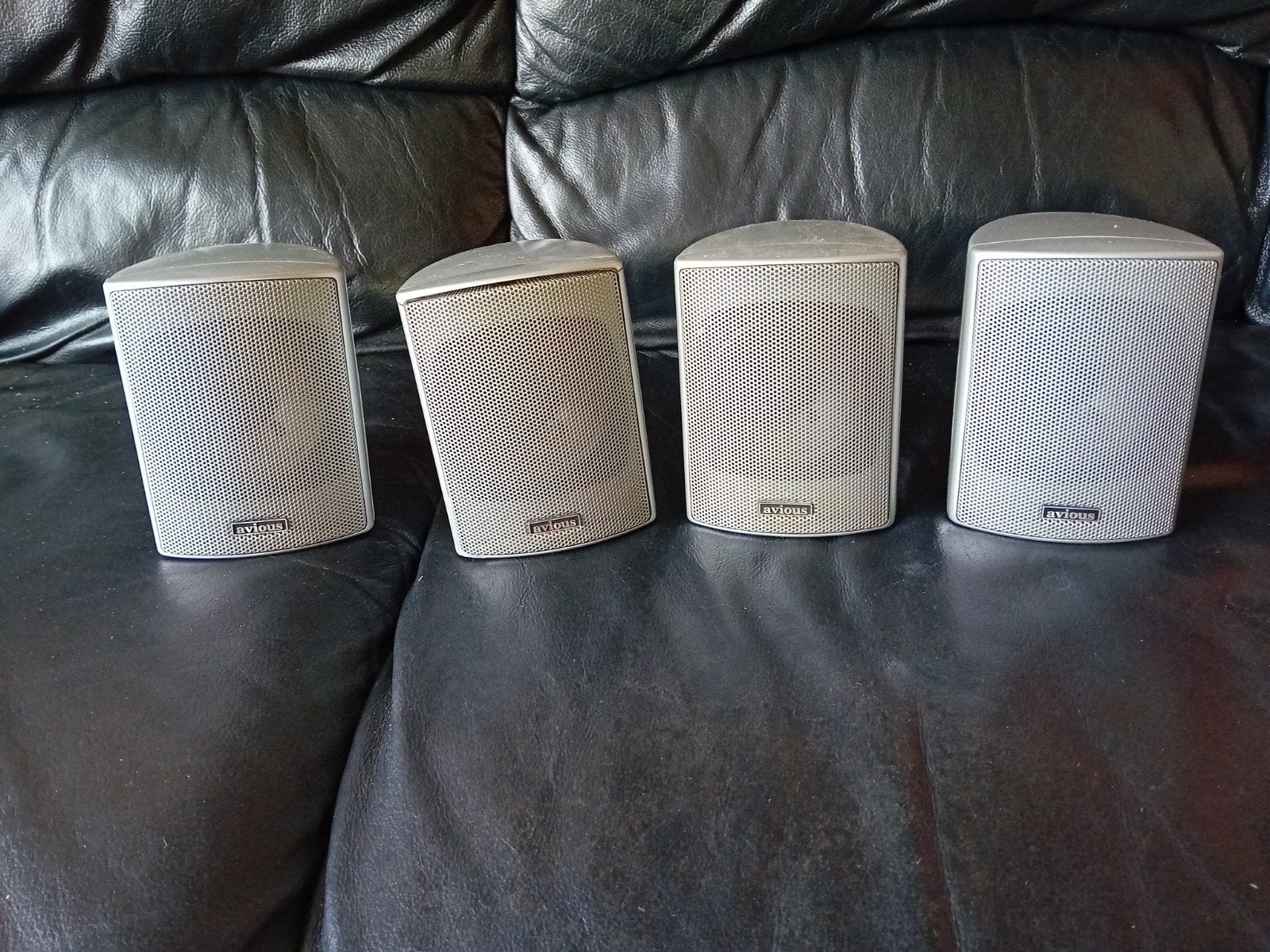 4 MOOIE KLEINE SPEAKERS MERK AVIOUS, Ophalen of Verzenden, Zo goed als nieuw, Minder dan 60 watt, Overige merken