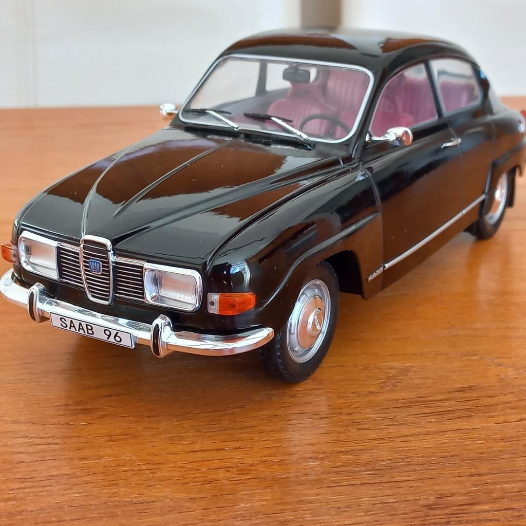 Saab 96 - 1:18 - Zwart - Als nieuw in doos - MCG - OVP, Ophalen of Verzenden, Nieuw, Auto, Overige merken