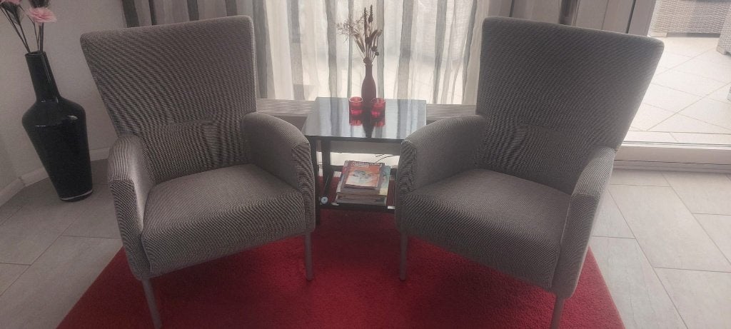 2 Moderne stoelen + tafeltje, Ophalen of Verzenden, Gebruikt, Stof, Twee