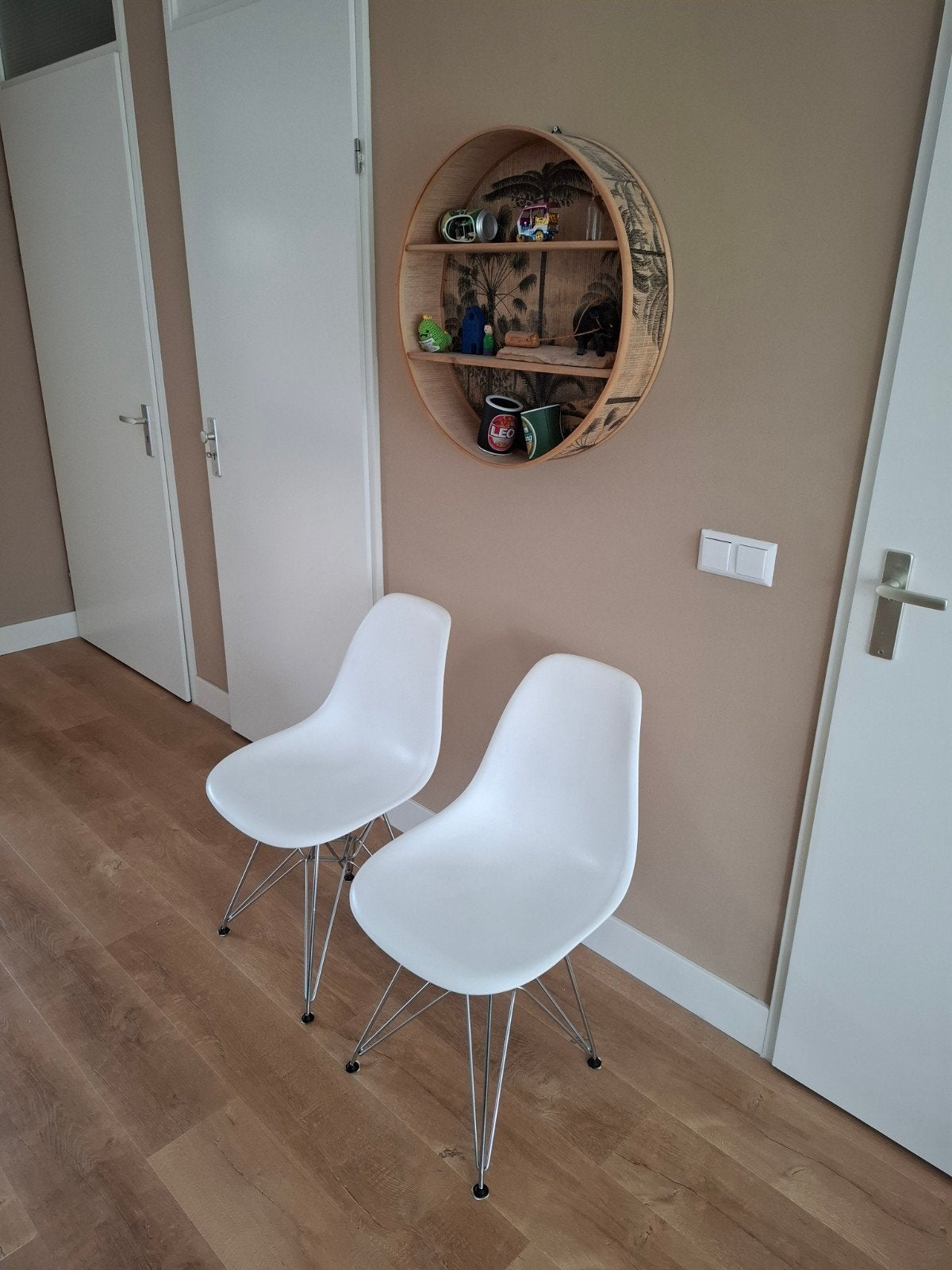 2 witte eames stijl stoelen, Ophalen, Wit, Kunststof, Twee