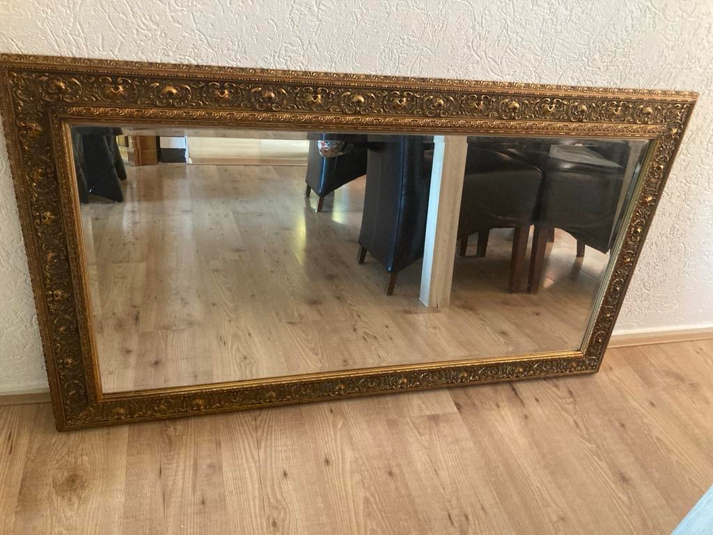 Grote rechthoekige spiegel met sierlijke gouden lijst, Huis en Inrichting, Woonaccessoires | Spiegels, Gebruikt, 125 cm of meer