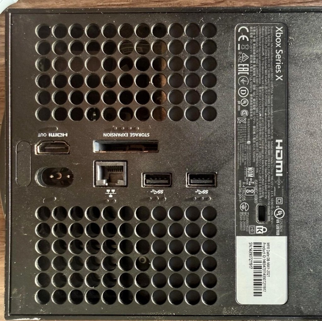 Foto 4 van Microsoft Xbox Series X 1TB - Zwart + 2 Controllers