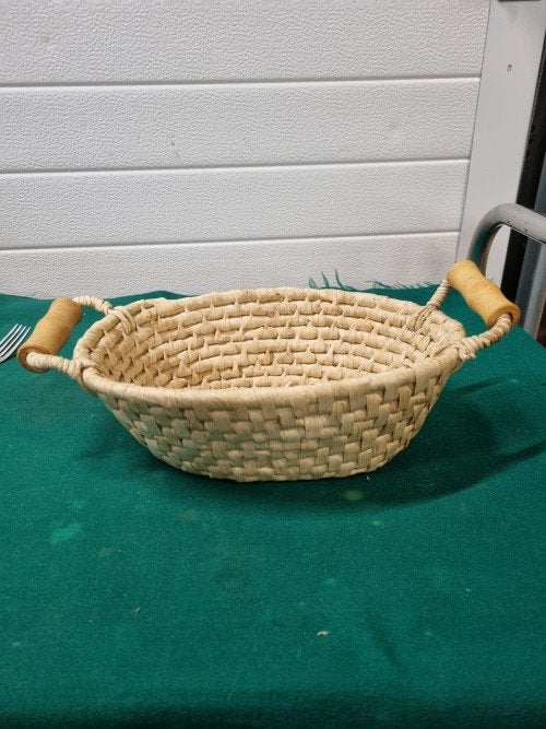 mand met houten grepen gevlochten, Huis en Inrichting, Woonaccessoires | Schalen en Manden, Ophalen of Verzenden, 'T Olde Gre-j