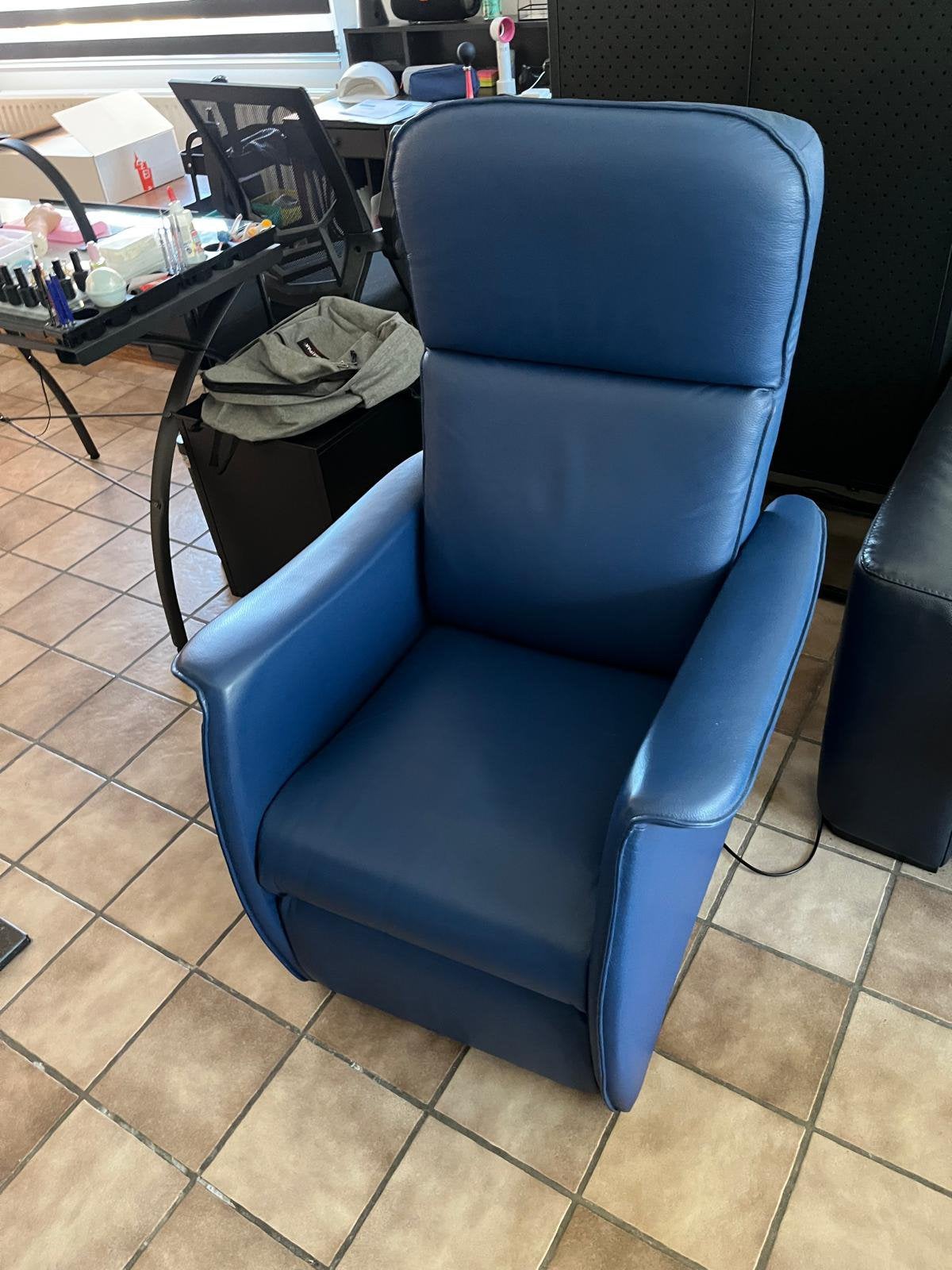 Blauwe leren relax fauteuil, Huis en Inrichting, Fauteuils, Ophalen, Zo goed als nieuw, 75 tot 100 cm, 50 tot 75 cm