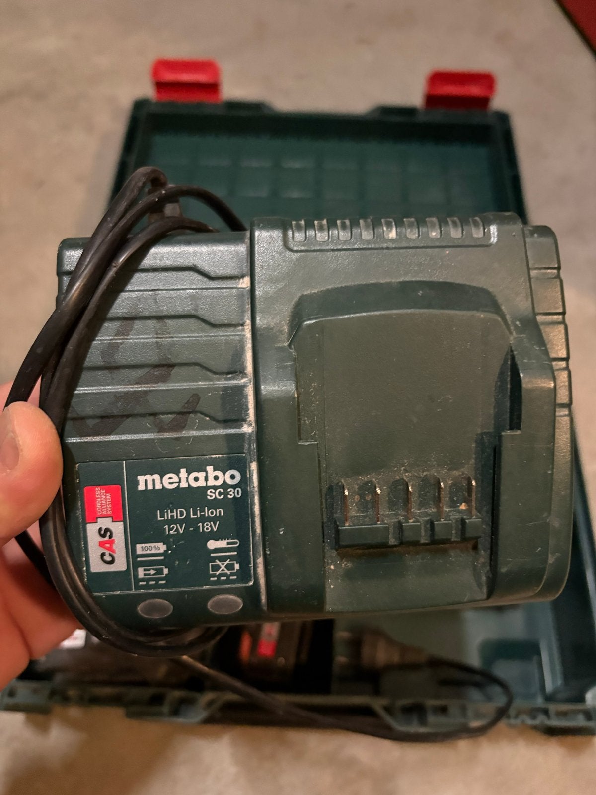 Foto 3 van Metabo accuboormachine met lader en 2 accu's in koffer