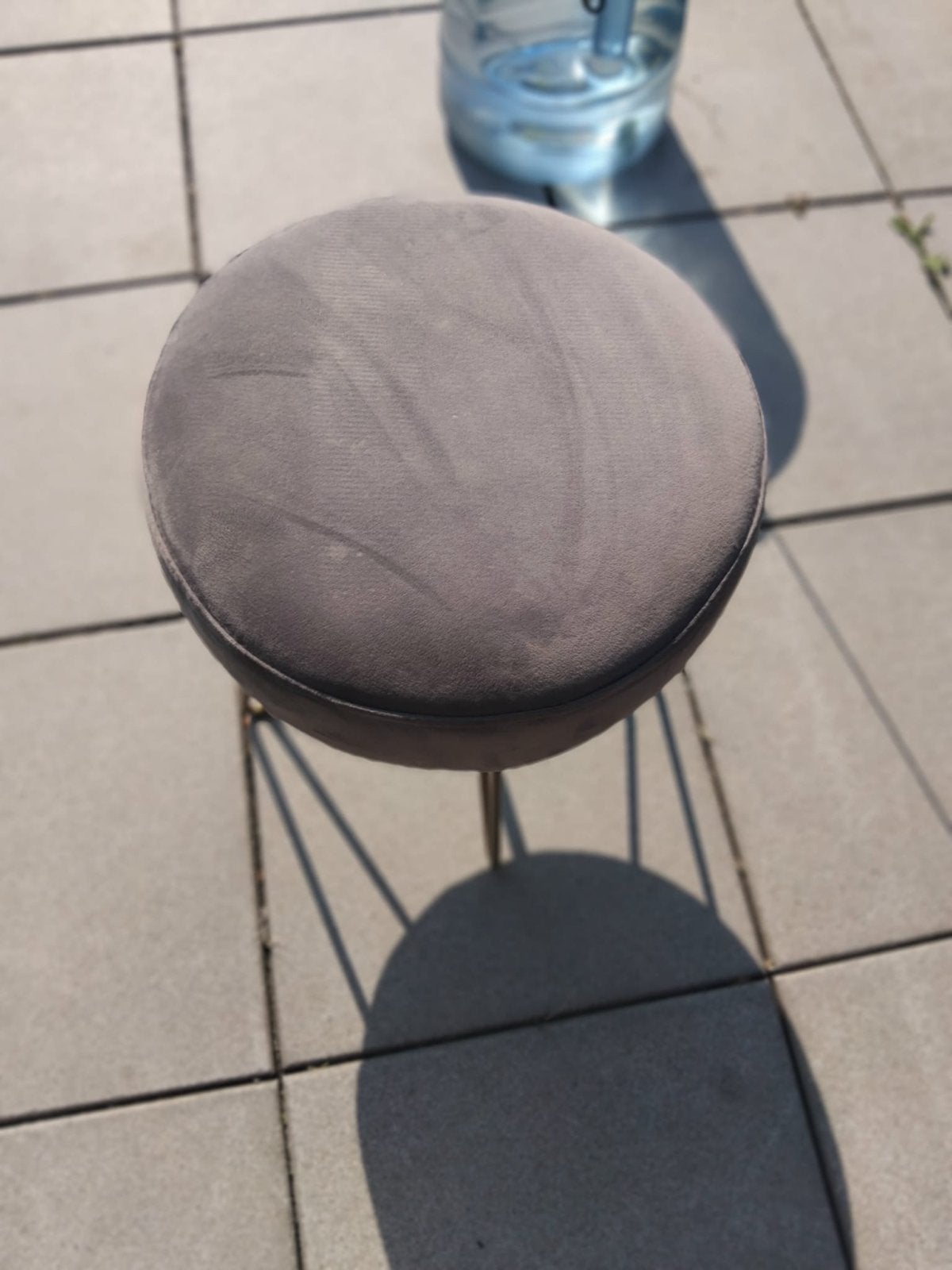 Grijze fluwelen poef met gouden hairpin poten, Huis en Inrichting, Ophalen, Zo goed als nieuw, Overige materialen