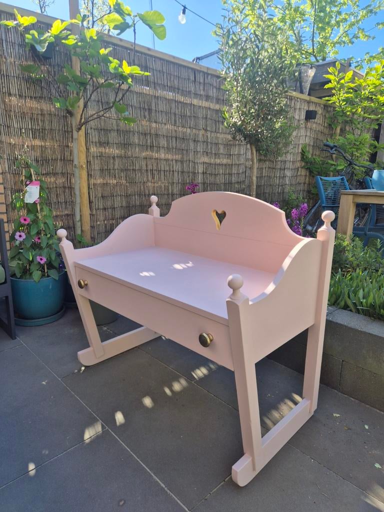 Schattig roze kinderbankje met hartjesuitsparing, Ophalen of Verzenden